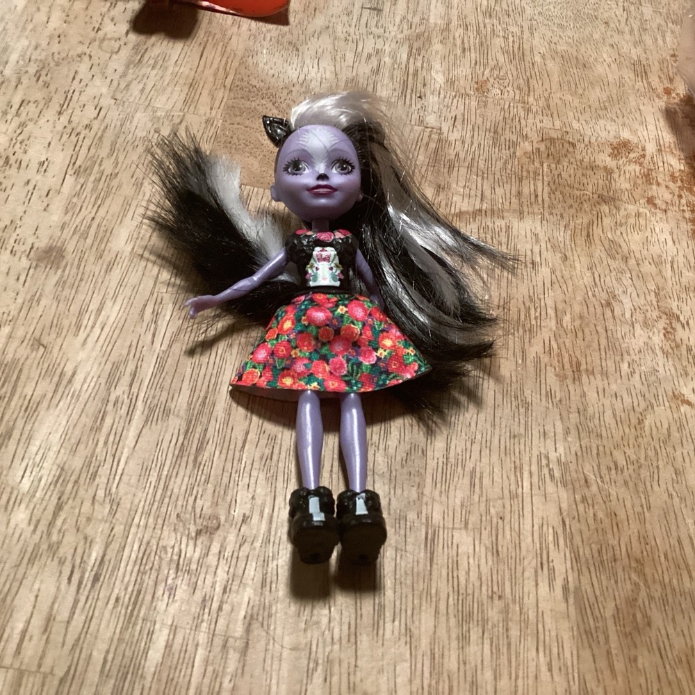 Mattel Enchantimals Sage Skunk Doll 6 Inch Purple Skunk Girl Figure DVH87